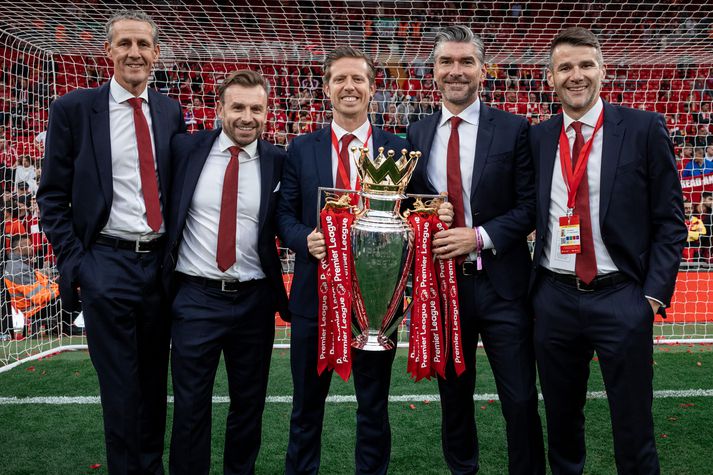 Michael Edwards sést hér á miðjunni með Englandsbikarinn ásamt þeim Barry Hunter, Julian Ward, Michael Edwards, Richard Hughes og David Woodfine sem unnu með honum á skrifstofu Liverpool.