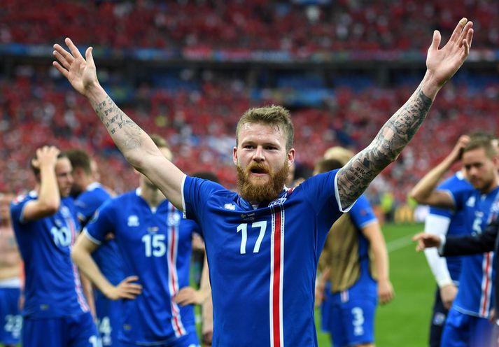 Aron Einar Gunnarsson fagnar í leikslok.