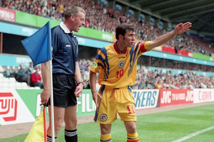 Gheorge Hagi mótmælir við aðstoðardómara í leik með Rúmeníu á EM 1996.