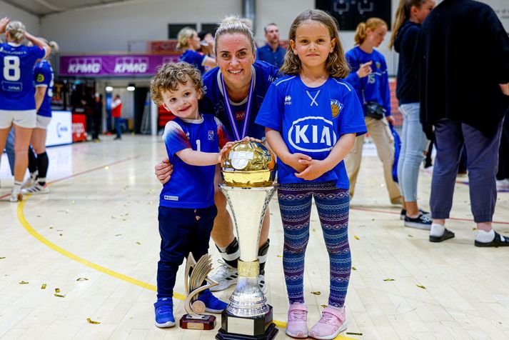 Karen Knútsdóttir varð á ný Íslandsmeistari í vor og valin mikilvægust í úrslitakeppninni. Hún er nú ólétt af sínu öðru barni en börnin á myndinni eru þó ekki hennar.