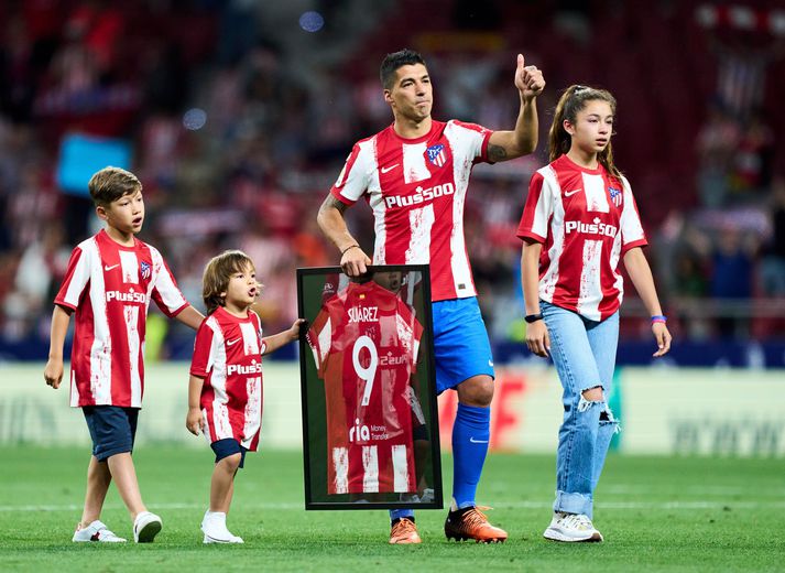 Luis Suarez kveður hér stuðningsmenn Atlético Madrid með fjölskyldu sinni. 