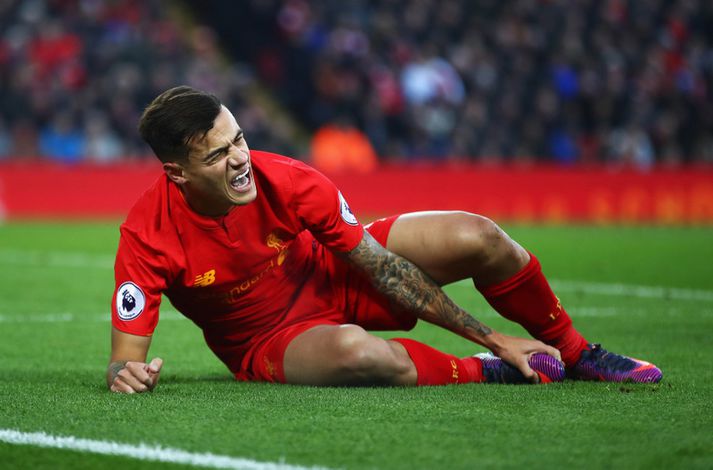 Coutinho sárþjáður á Anfield í gær. Það kemur í ljós á morgun hversu alvarleg meiðslin eru.