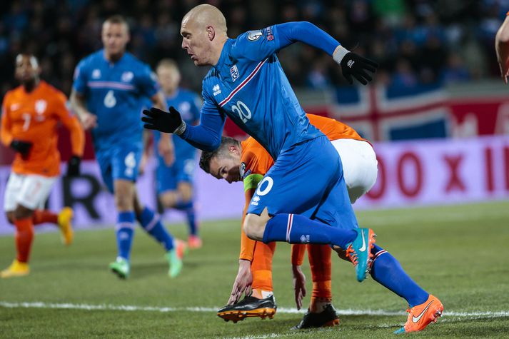 Emil Hallfreðsson hefur verið fastamaður í landsliðinu síðustu ár. Hér má sjá Emil þjóta fram hjá Robin Van Persie, framherja hollenska landsliðsins í 2-0 sigri Íslands á Laugardalsvelli árið 2014.
