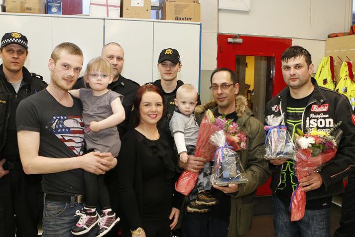 "Við vildum sýna þeim þakklæti, því auðvitað getum við aldrei gert nóg fyrir þá. Í þessari stund er líka falin ákveðin áfallahjálp, það var gott fyrir okkur öll að hittast og ræða svolítið um slysið,“segir Aron. Alexandra Ósk tekur undir með unnusta sínum: "Það er eiginlega alveg ótrúlegt hvað við höfum jafnað okkur fljótt.“