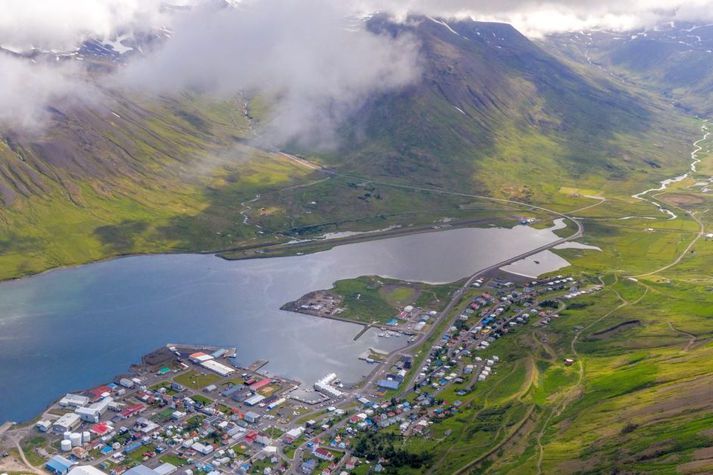 Siglufjörður úr lofti. Áreksturinn átti sér stað á móts við gatnamótinn við Siglufjarðarflugvöll.