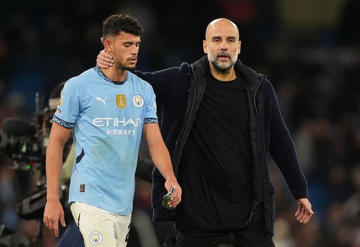Pep Guardiola, knattspyrnustjóri Manchester City, hughreystir Matheus Nunes eftir leikinn gegn Manchester United.