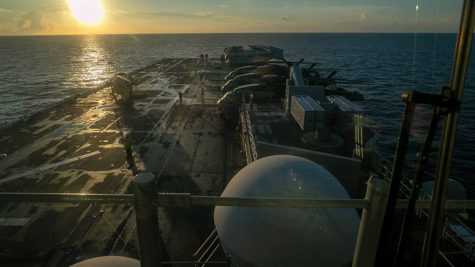 Íranir búa sig undir á­rásir landherliðs