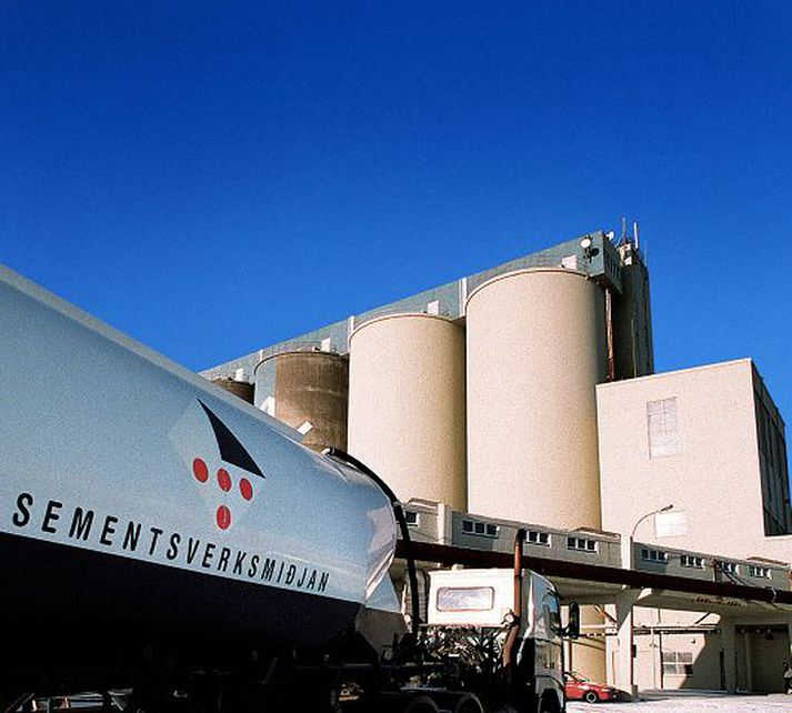 Ríkisendurskoðun gagnrýnir hvernig fjármálaráðuneytið hefur haldið á málum vegna sölu á Sementsverksmiðjunni árið 2003. Söluverðið hefur enn ekki verið greitt. Fréttablaðið/GVA