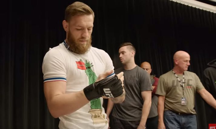 Conor mátar hanskana sem hann ætlar að nota til þess að rota Khabib.