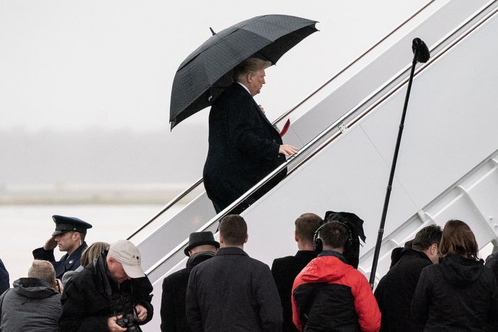 Donald Trump Bandaríkjaforseti á leið upp í forsetaflugvélina Air Force One.
