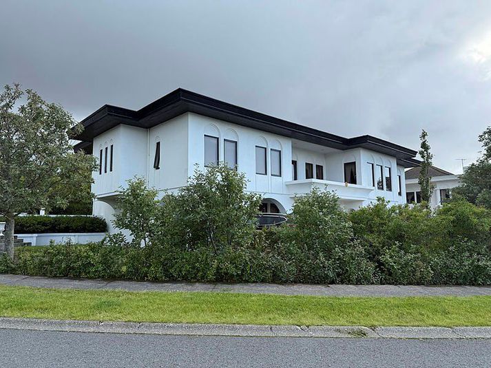 Vettvangurinn er þetta einbýlishús við Súlunes á Arnarnesinu í Garðabæ.