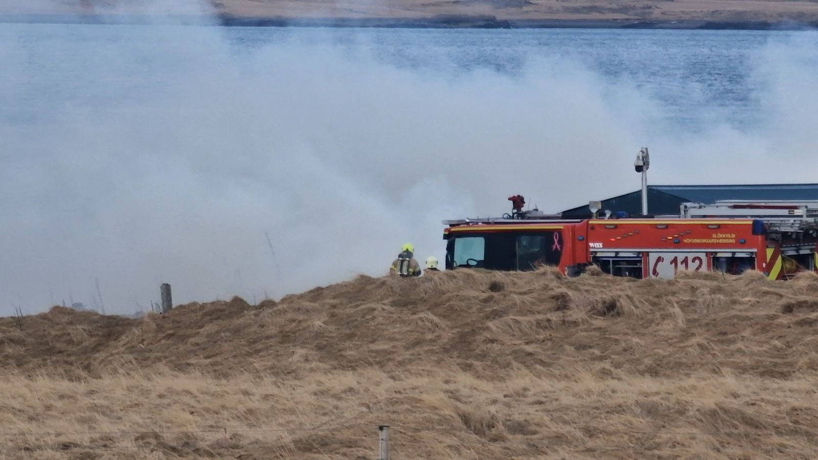 Sinueldur barst í heyrúllur í Hval­firði