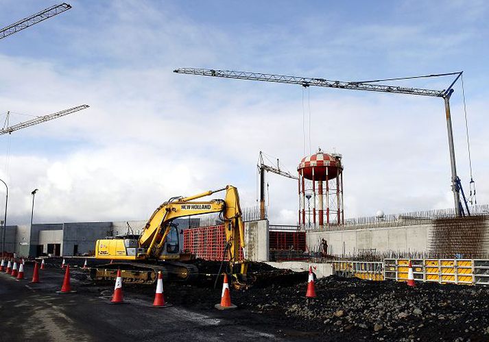 Gagnaver á miðnesheiði Unnið er að byggingu gagnavers Verne Holding á gamla varnarliðssvæðinu. Víða gætir ótta um að sérstakir orkuskattar fæli erlenda fjárfestingu frá landinu.fréttablaðið/gva