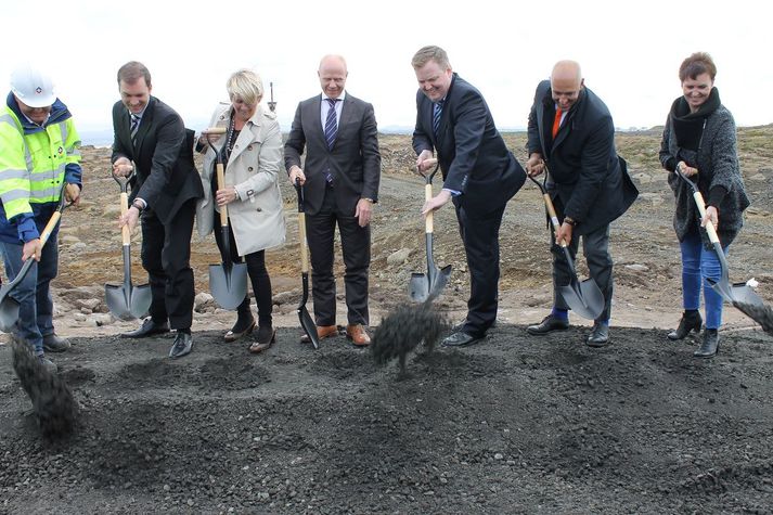 Ragnheiður Elín Árnadóttir iðnaðarráðherra og Sigmundur Davíð Gunnlaugsson forsætisráðherra voru meðal þeirra sem tóku fyrstu skóflustungurnar að kísilverksmiðjunni. Bros var á hverju andliti.
