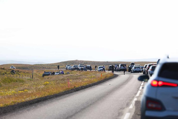 Frá slysstað á Hrútafjarðarheiði í gær, þar sem betur fór en á horfðist. 