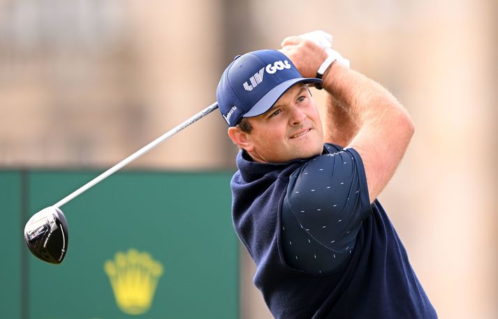 Patrick Reed með LIV derhúfuna á fyrsta degi Opnu bresku mótaraðarinnar í golfi.