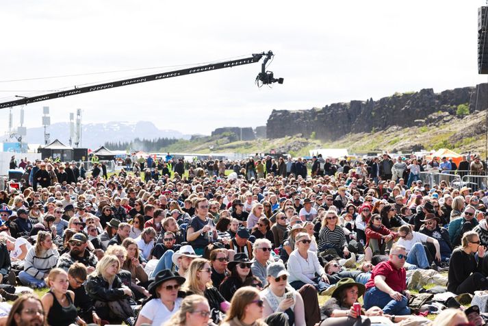 Margmenni er þegar mætt til að njóta á Þingvöllum. 