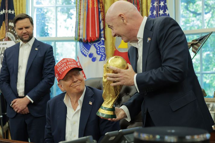 Gianni Infantino forseti FIFA sýnir hér Donald Trump Bandaríkjaforseta heimsbikarinn.