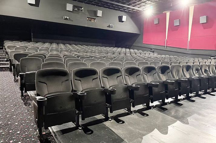 Uppgefið verð er 6200 krónur með virðisaukaskatti fyrir hvert sæti.