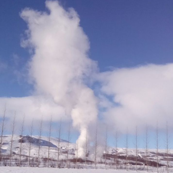 Sjaldgæft er núorðið að goshverinn heimsfrægi gjósi án aðstoðar.