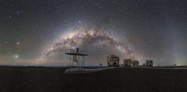 Vetrarbrautin og aragrúi stjarna yfir Paranal-athuganastöð ESO í Atacama-eyðimörkinni. Kyrrt loft og fjarlægð frá ljósgjöfum gera svæðið einstaklega hentugt til stjörnuskoðunar.