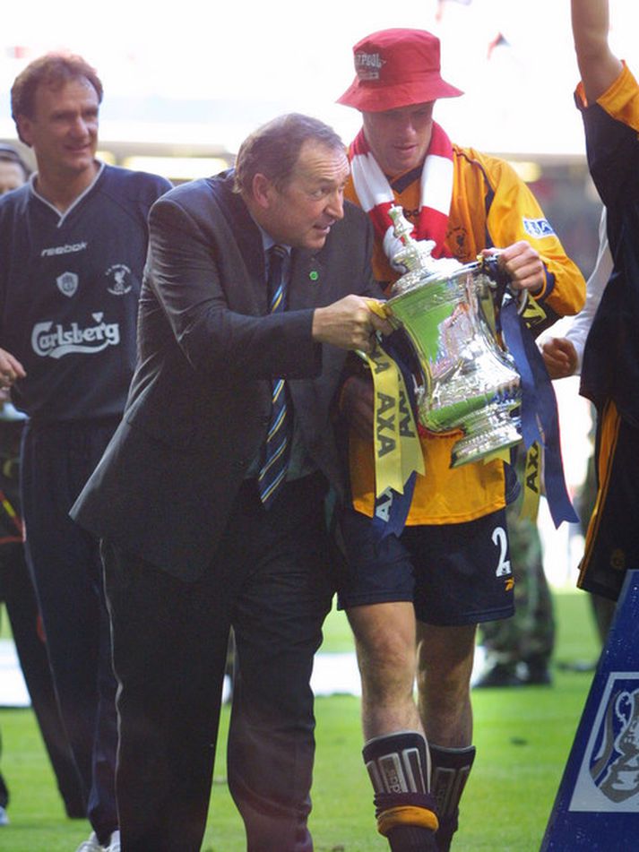 Gérard Houllier vann bikarþrennu með Liverpool 2001, enska bikarinn, enska deildarbikarinn og UEFA-bikarinn.
