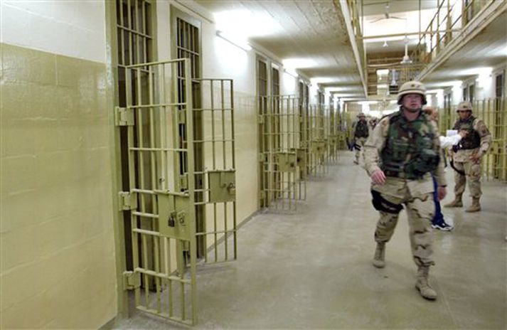 Bandarískir hermenn í hinu umdeilda Abu Ghraib fangelsi í Írak.