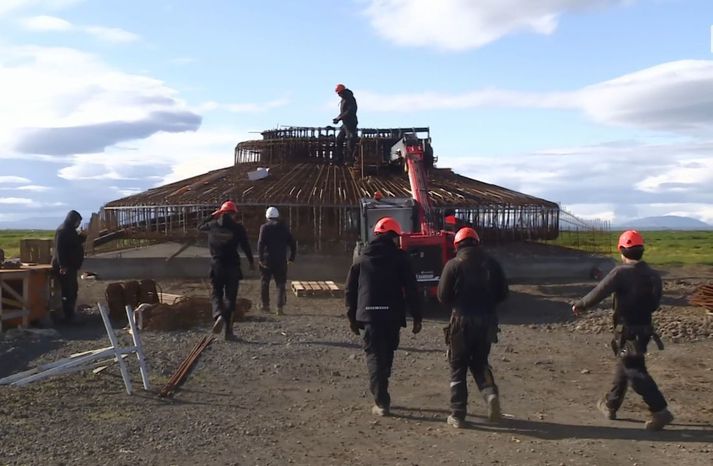 Járnabindingarflokkur hefur verið að störfum við undirstöðurnar undanfarna daga. Stefnt er að því  að steypt verði á föstudag.