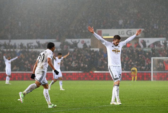 Gylfi fagnar marki sínu gegn Aston Villa.