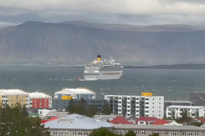 Skemmtiferðaskipið Costa Favolosa gat ekki siglt inn í Sundahöfn vegna vindhviða.
