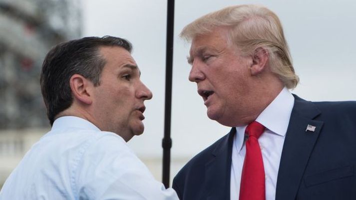 Ted Cruz tekur hér í hönd hins hárprúða auðkýfings Donald Trump