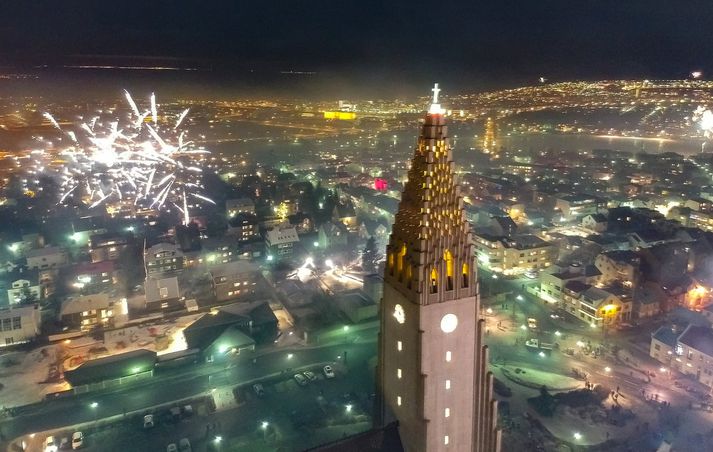 Þykk mengunarþoka lá yfir höfuðborgarsvæðinu á nýársnóttu. Ný rannsókn bendir til að lág gildi loftmengunar í skamman tíma leiði til aukinnar dánartíðni.