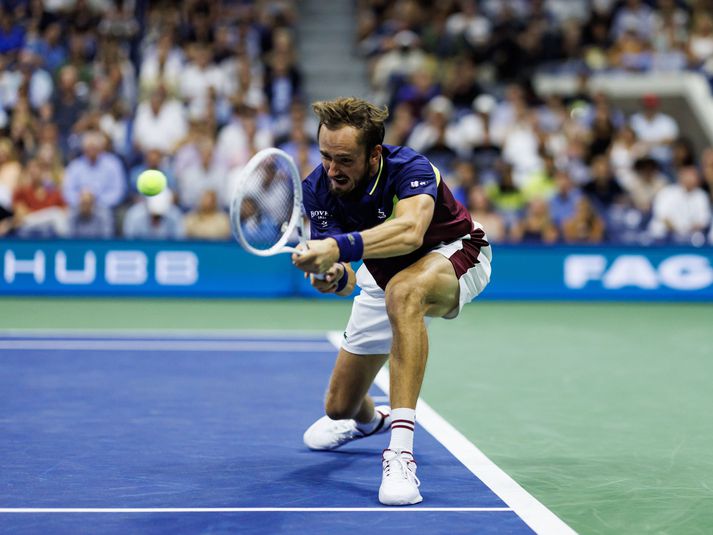 Medvedev mætir Novak Djokovic í úrslitum opna bandaríska mótsins annað kvöld.