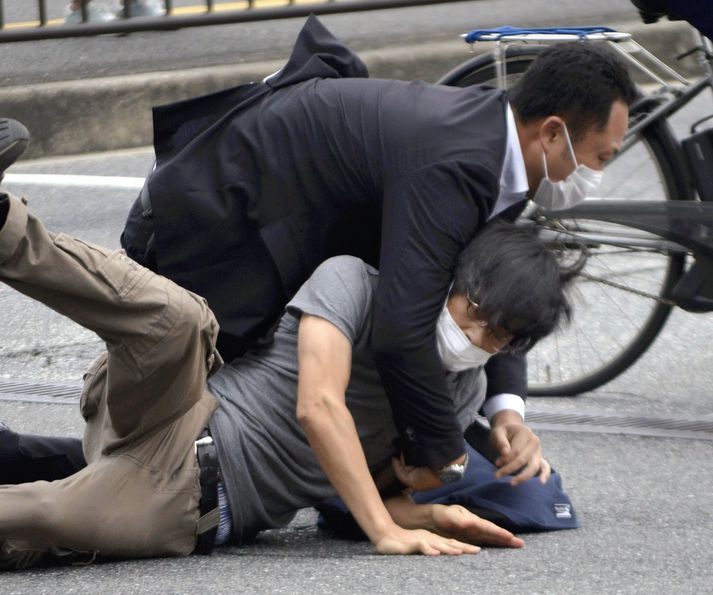 Mynd af því þegar Tetsuya Yamagami, sem myrti Shinzo Abe, er tæklaður í jörðina.