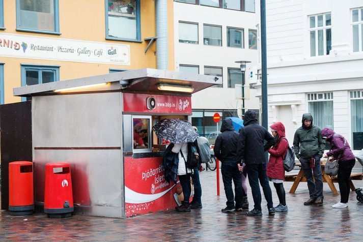 Guðrúnu Kristmundsdóttir, eigandi og framkvæmdastjóri Bæjarins beztu, segir að rekja megi hækkunina til hækkandi aðfangskostnaðar.