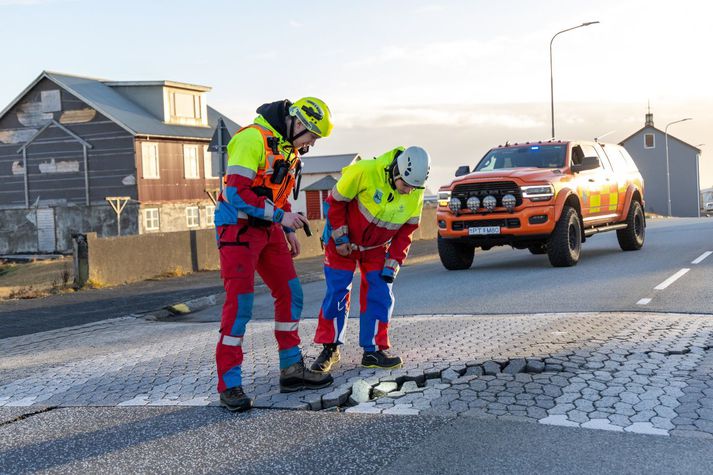 Þeir einir munu fá að fara inn í bæinn sem þegar hefur verið haft samband við.