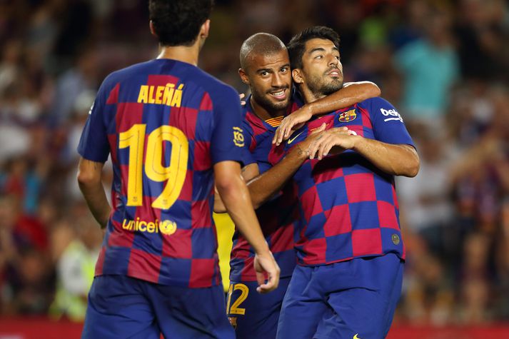 Rafinha og Carles Aleñá fagna með Luis Suárez sem skoraði sigurmark Barcelona gegn Arsenal.