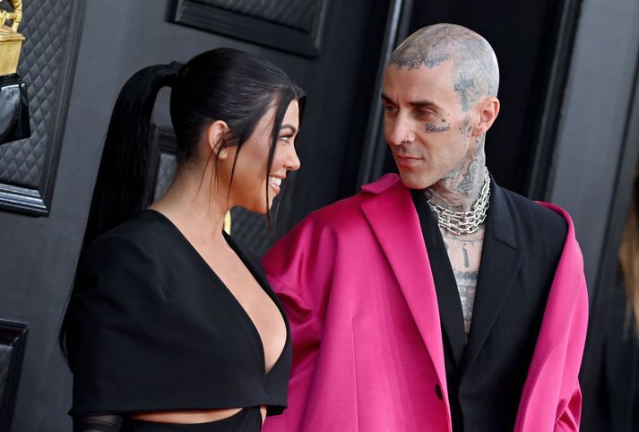 Kourtney Kardashian og Travis Barker á Grammy verðlaunahátíðinni í Las Vegas um helgina, nokkrum klukkustundum fyrir brúðkaupið.