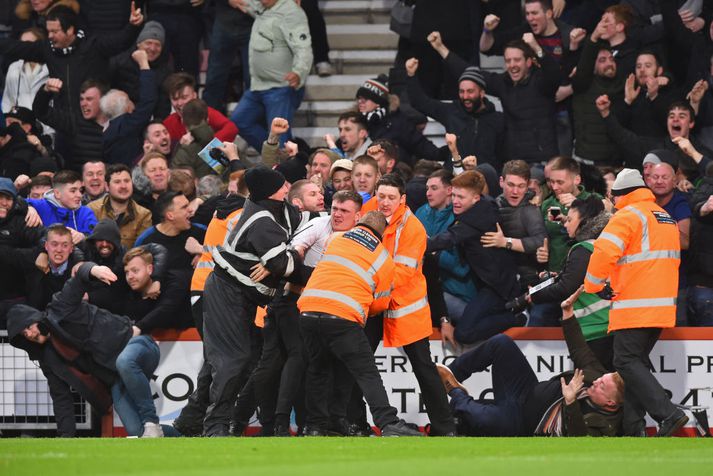 Stuðningsmenn Newcastle óðu inn á völlinn