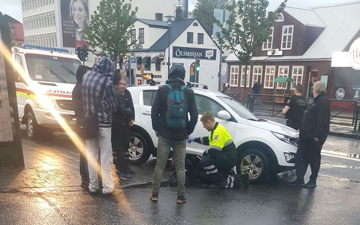 Maðurinn hafnaði undir bílnum og dróst með honum niður í Lækjargötu.