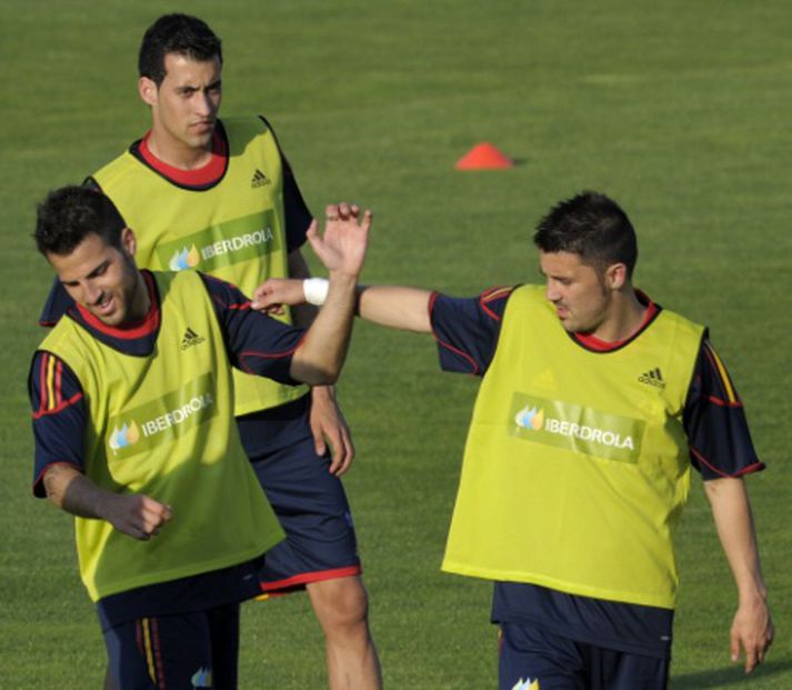 Komdu til okkar! David Villa gantast með Fabregas, Busquets horfir á.