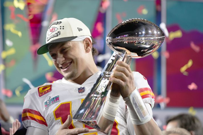 Patrick Mahomes með NFL-bikarinn í leikslok. Hann harkaði af sér og sýndi að hann er sá mikilvægasti í NFL-deildinni í dag.