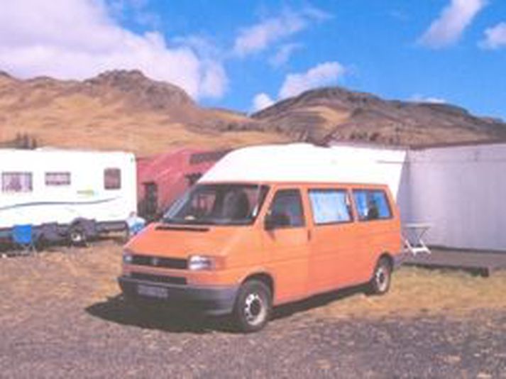 Volkswagen Transporter árgerð 1994 er með númerið UZ 654