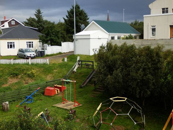 Spennustöðin við leikvöllinn. Íbúar segja fátt sannað um áhrif segulsviðs en að börn og íbúar eigi að njóta vafans og því skuli fjarlægja spennustöðina.