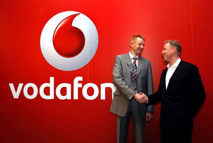 Nánara Samstarf handsalað Matthias Jungemann, framkvæmdastjóri samstarfssviðs Vodafone Group og Árni Pétur Jónsson, forstjóri Vodafone á Íslandi, afhjúpuðu saman nýtt merki Vodafone hér á landi. 