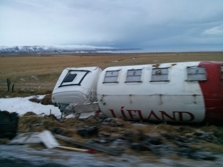 Bíllinn er sagður mikið skemmdur.