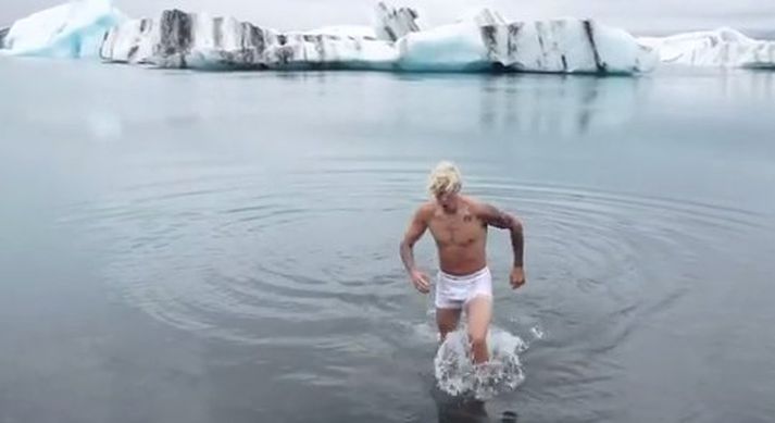 Justin Bieber baðar sig í Jökulsárlóni.