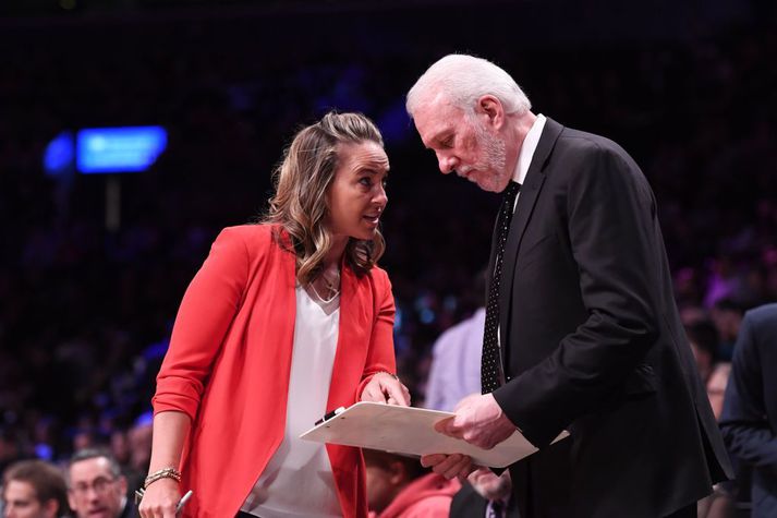 Becky Hammon og Gregg Popovich bera saman bækur sínar í leik með San Antonio Spurs