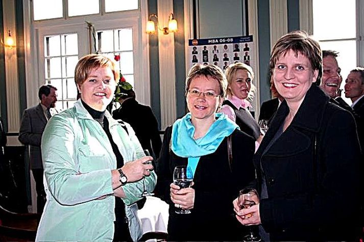 Hrönn Pétursdóttir, Anna Elísabet Ólafsdóttir og Ragnheiður Inga Þórarinsdóttir útskrifuðust allar úr MBA-námi við HÍ árið 2002.