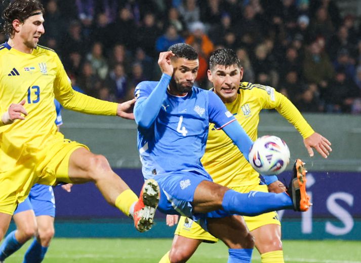 Guðlaugur Victor Pálsson stóð í ströngu í leiknum mikilvæga við Úkraínu í kvöld.